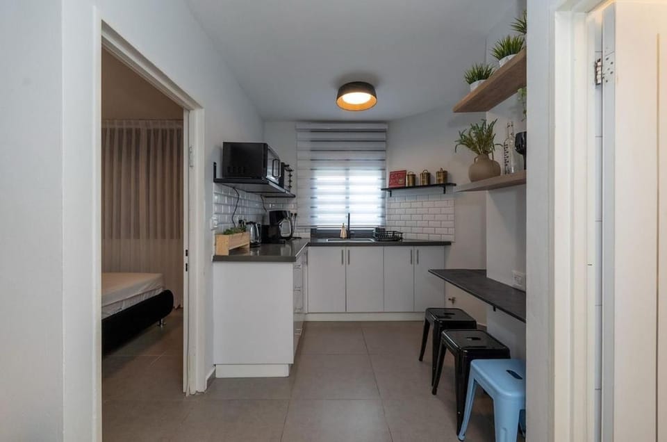 Kitchen or kitchenette, minibar