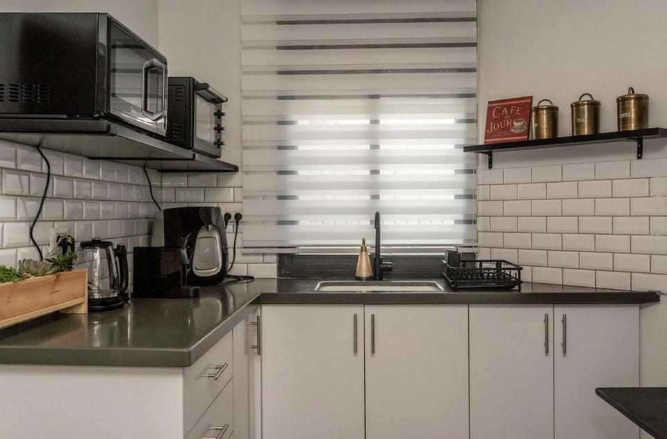 Coffee/tea facilities, Kitchen or kitchenette, minibar, stove, toaster