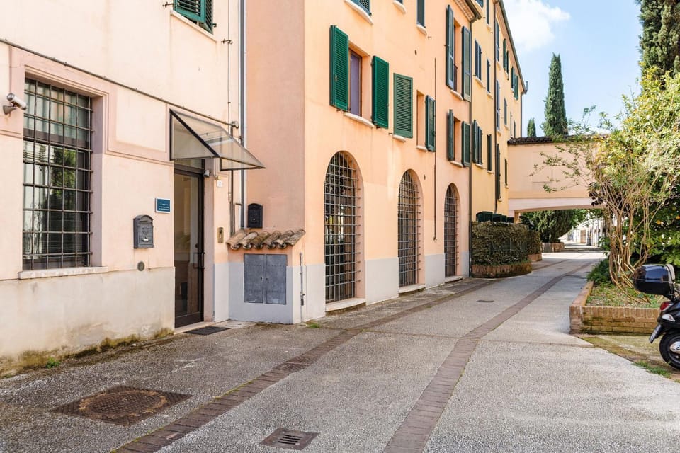 Property building, Day, Neighbourhood, Street view, Location, Parking