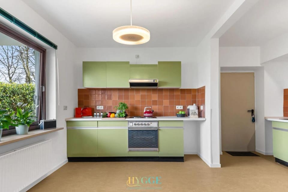 Kitchen or kitchenette, dishwasher, stove