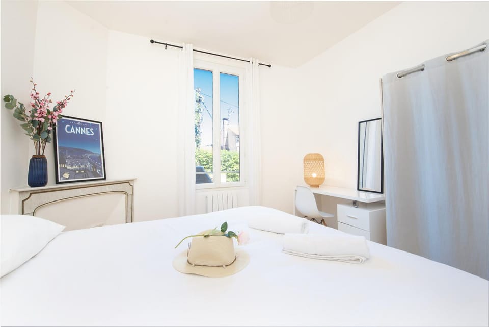 Bed, Photo of the whole room, Seating area, Bedroom