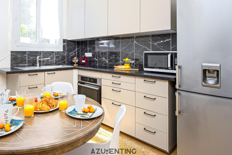 Coffee/tea facilities, Dining area, microwave, oven, kitchen