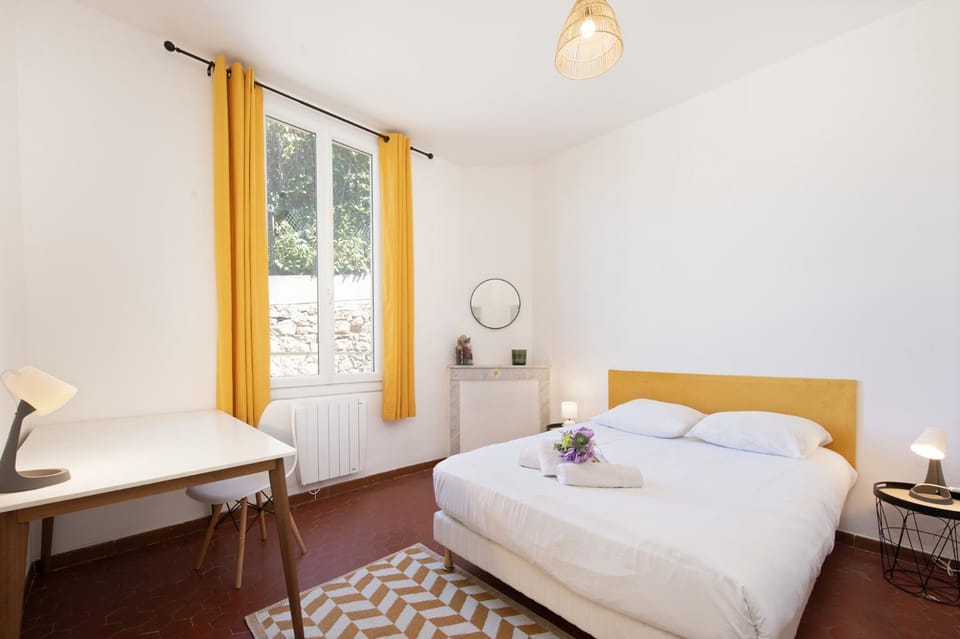 Bed, Photo of the whole room, Bedroom