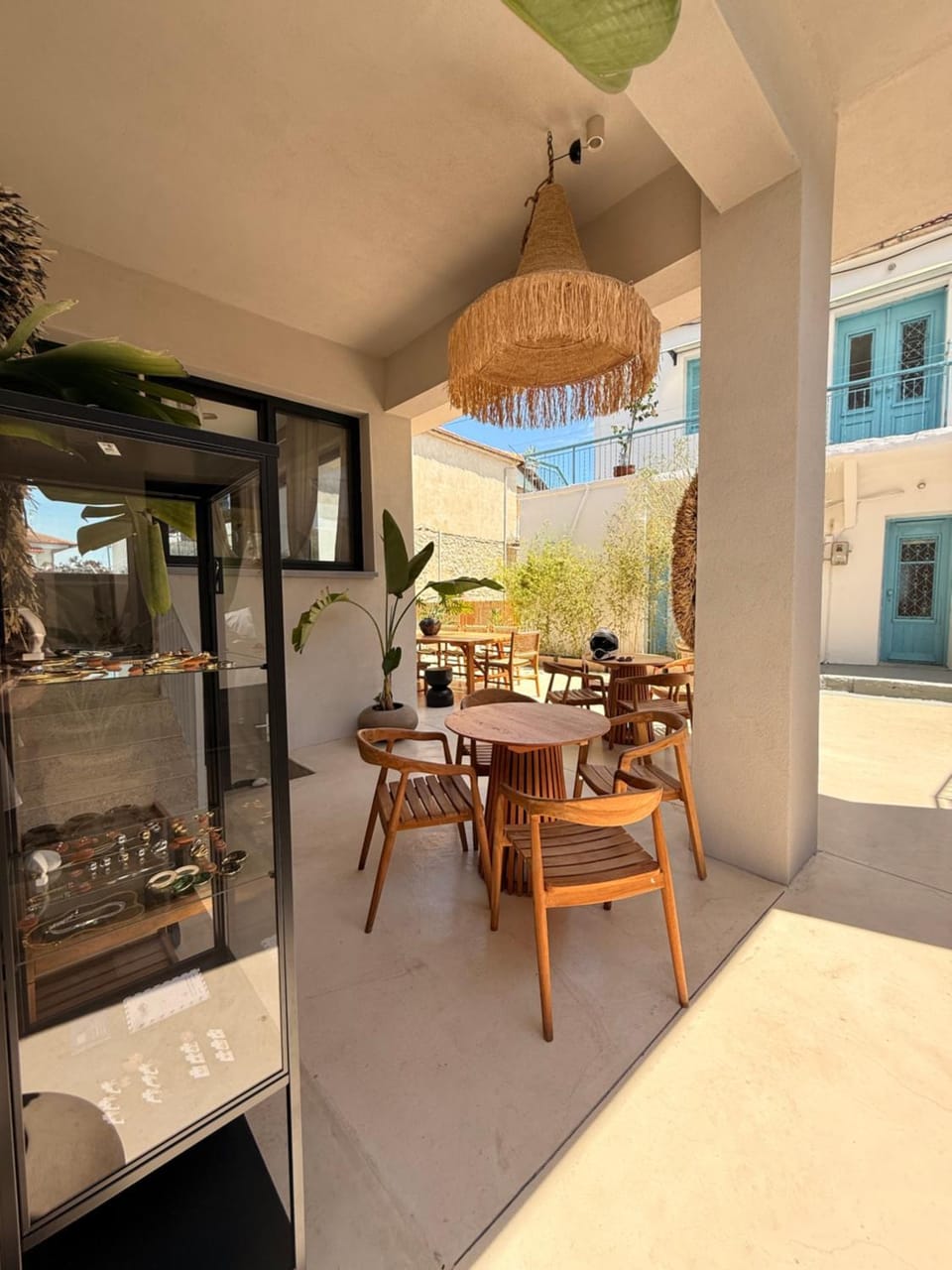 Property building, Patio, Day, Decorative detail, Seating area, Dining area, Food, Inner courtyard view