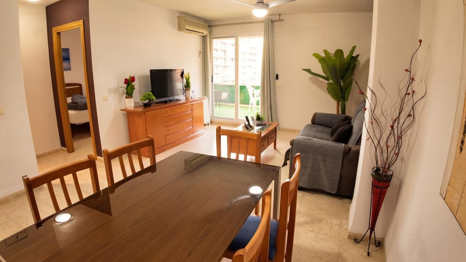 TV and multimedia, Kitchen or kitchenette, Living room, Seating area, Dining area