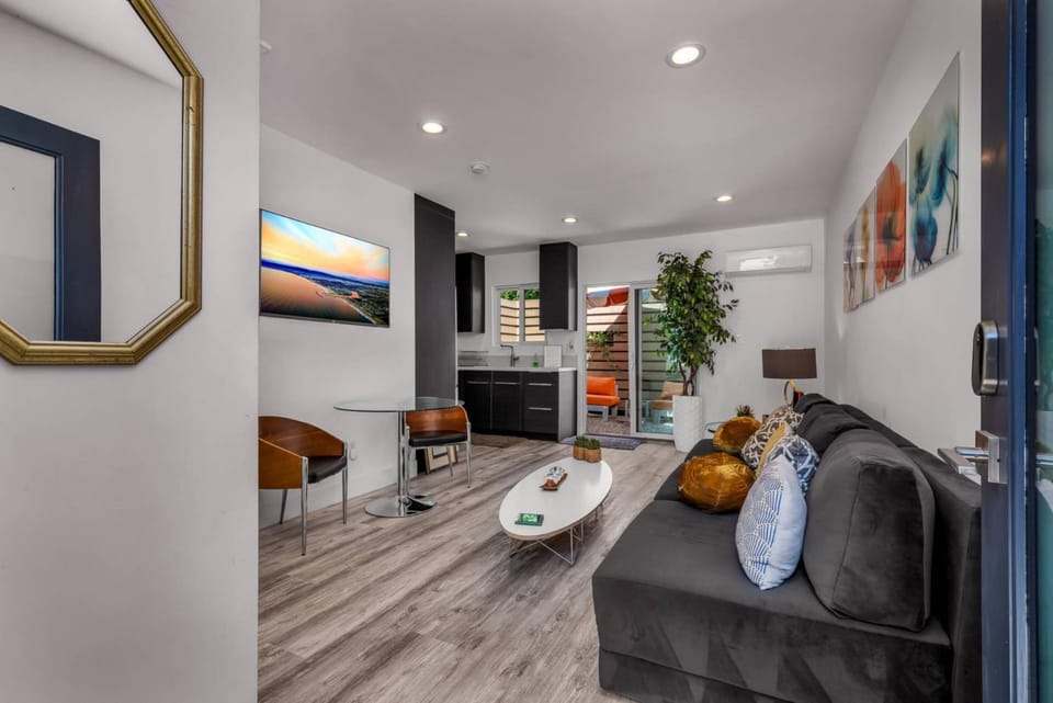 Communal lounge/ TV room, TV and multimedia, Living room, Seating area