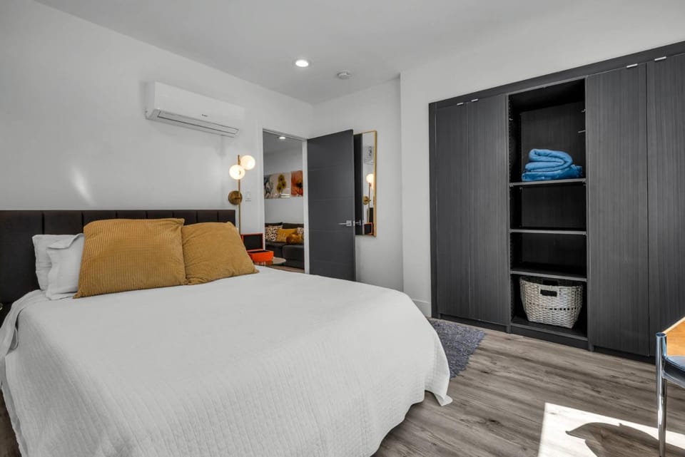 Bed, Bedroom, air conditioner