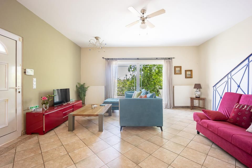 Communal lounge/ TV room, TV and multimedia, Living room, Seating area, Evening entertainment