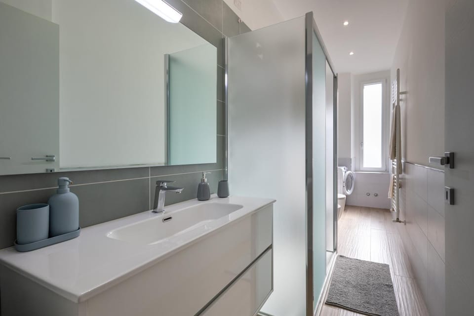 Shower, Toilet, Bed, Bathroom, Photo of the whole room, Bedroom, towels