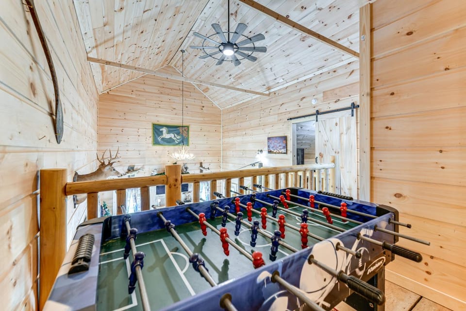 On-Site Creek Access: Pet-Friendly Cosby Cabin! Cabin in Cosby