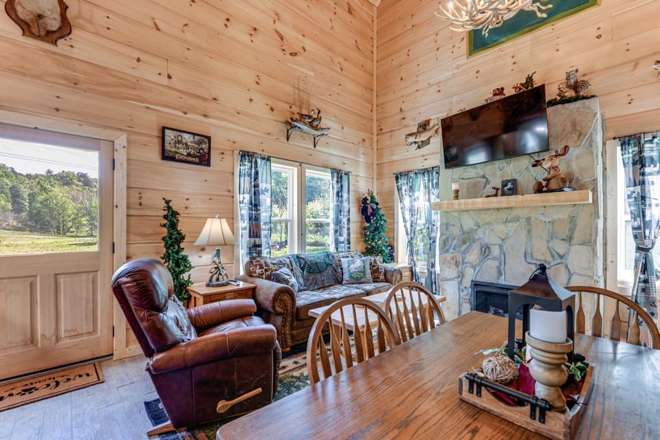 On-Site Creek Access Pet-Friendly Cosby Cabin! Cabin in Cosby