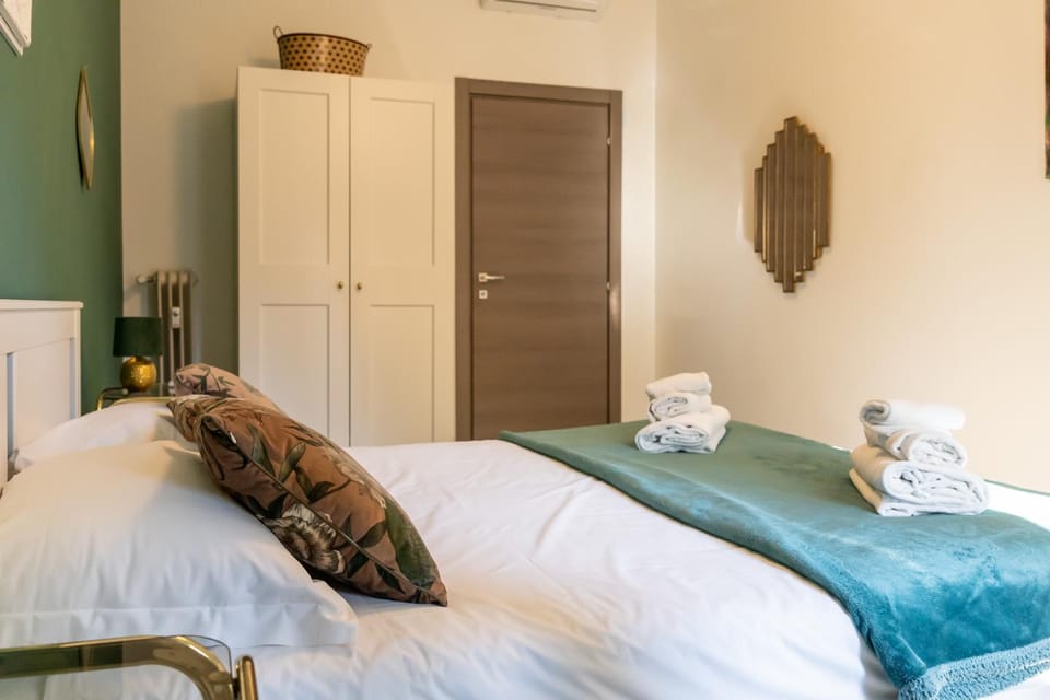 Bed, Bedroom, towels, wardrobe