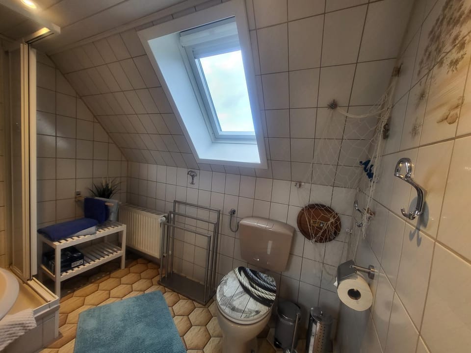 Toilet, Bathroom, towels