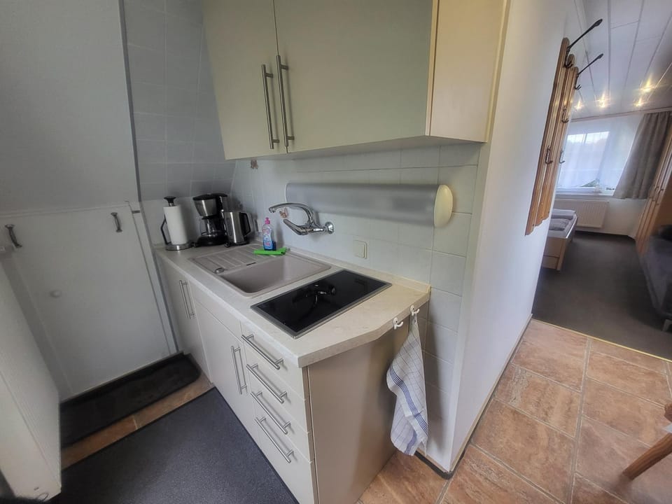 Coffee/tea facilities, Kitchen or kitchenette, stove, toaster