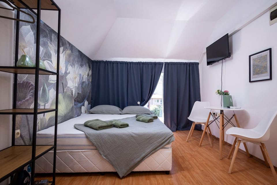 Bed, TV and multimedia, Living room, Seating area, towels