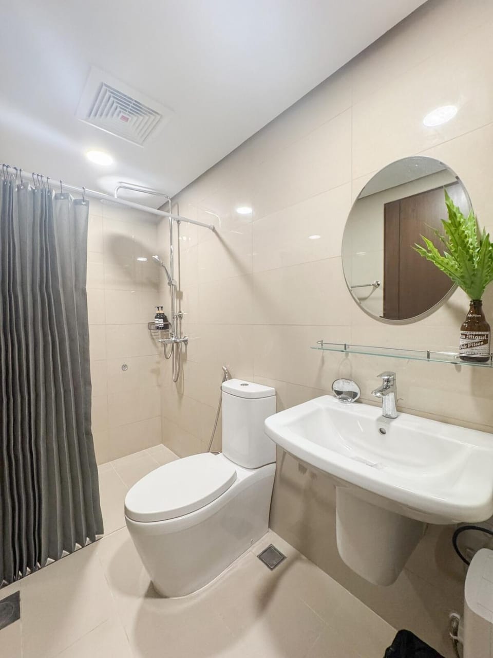 ESTUDIO LA VIDA at 38 Park Avenue - 5 minutes walk to Ayala Central Bloc, with Infinity Pool, Fast Wi-Fi, Gym, & City Views inside Cebu IT Park Apartment in Lapu-Lapu City