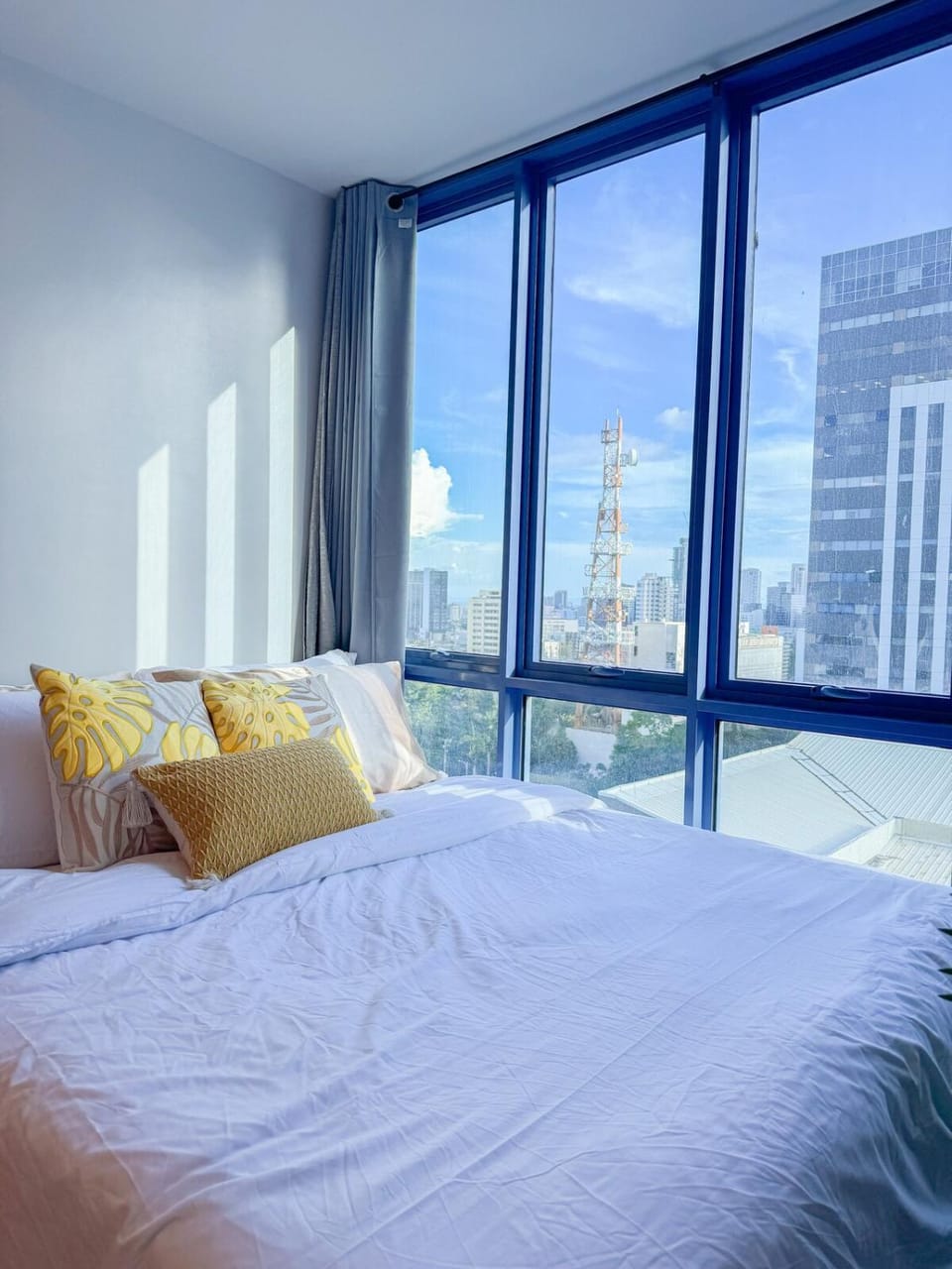ESTUDIO LA VIDA at 38 Park Avenue - 5 minutes walk to Ayala Central Bloc, with Infinity Pool, Fast Wi-Fi, Gym, & City Views inside Cebu IT Park Apartment in Lapu-Lapu City