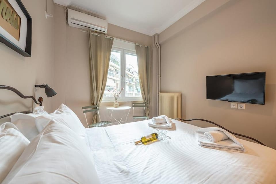 Elegant Hermes Suite in Athens, by Acropolin Apartment in Athens