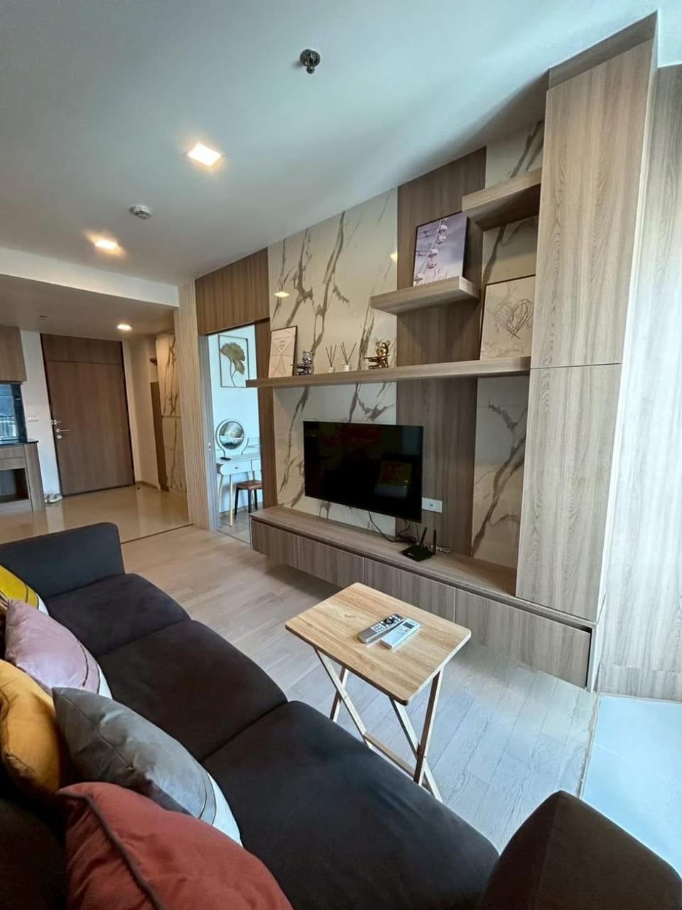 Luxury Condo Skywalk BTS Thonglor Pool Gym and Netflix Apartment in Bangkok