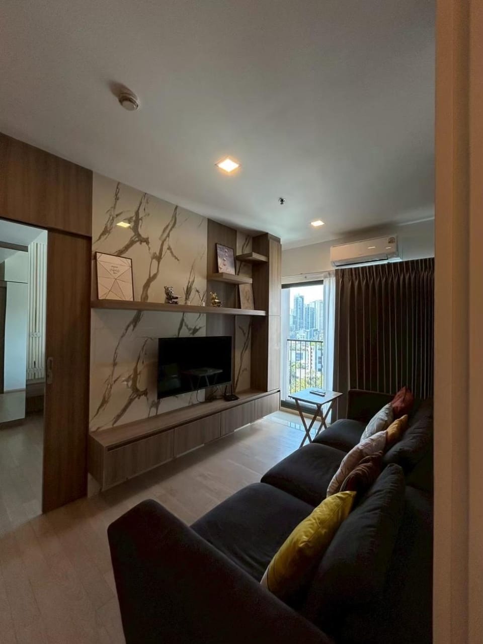 Luxury Condo Skywalk BTS Thonglor Pool Gym and Netflix Apartment in Bangkok