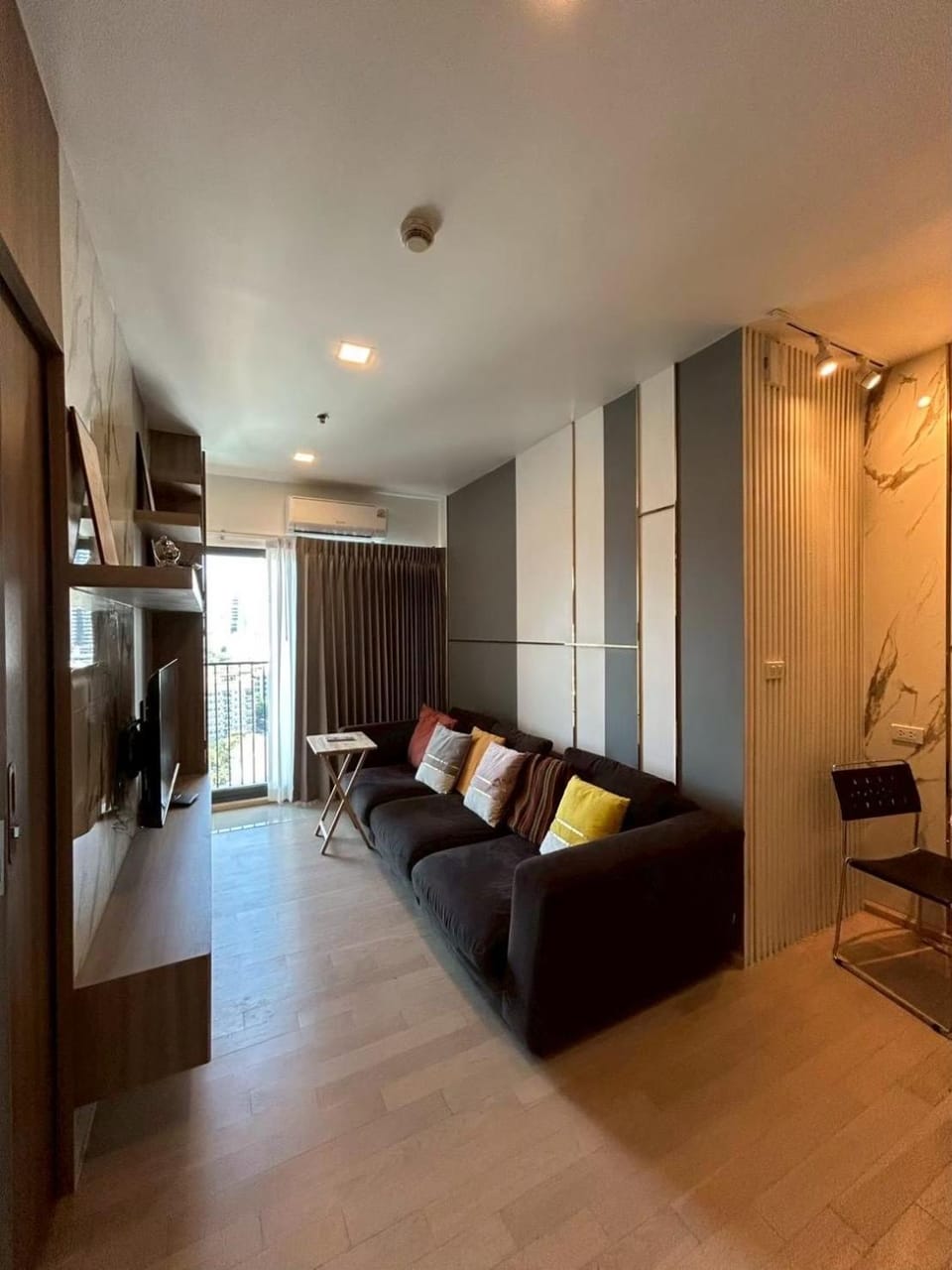 Luxury Condo Skywalk BTS Thonglor Pool Gym and Netflix Apartment in Bangkok