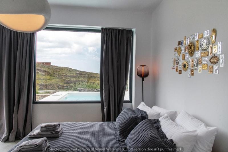 Bed, Natural landscape, Photo of the whole room, Bedroom, Mountain view, Pool view, Swimming pool