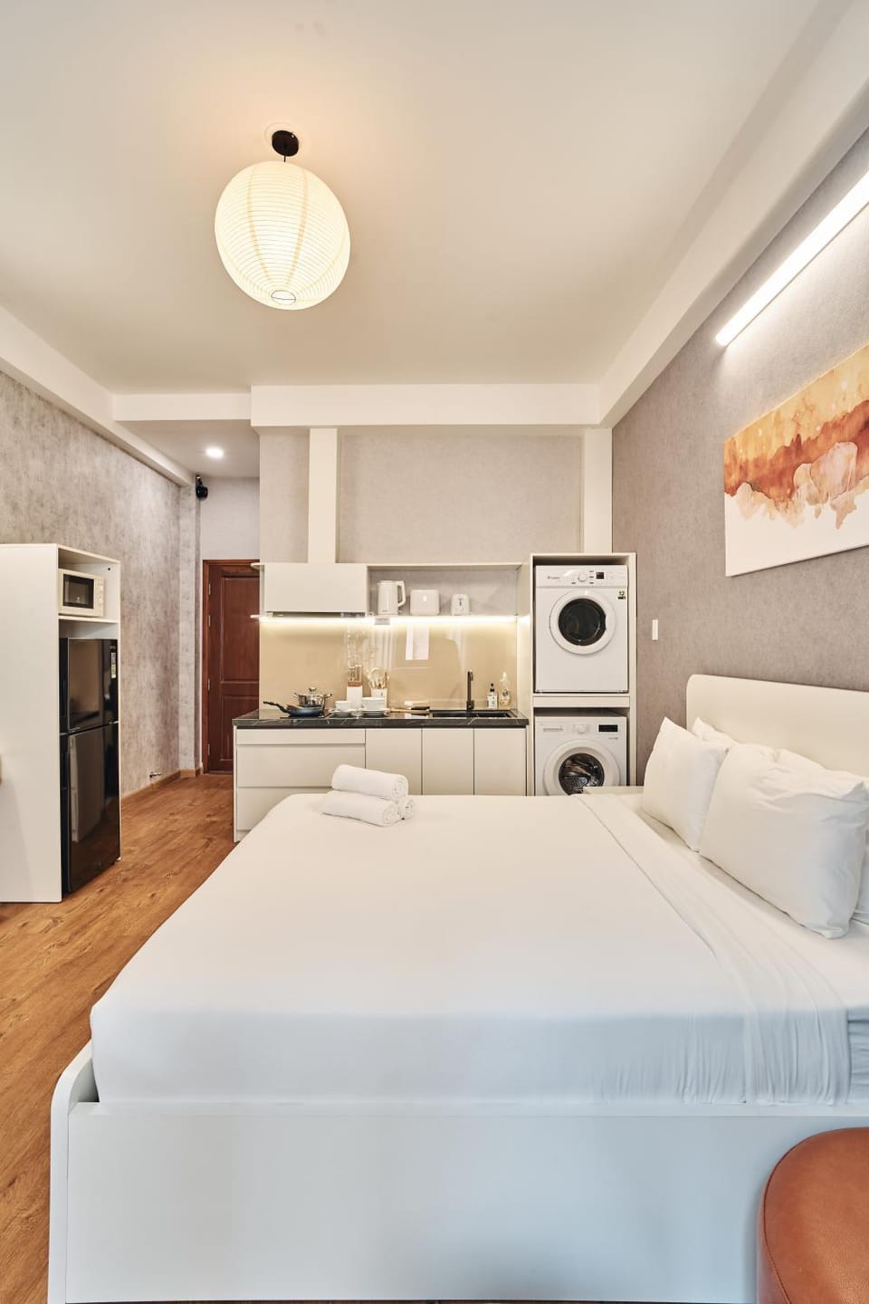 Bed, Kitchen or kitchenette, Photo of the whole room, Seating area, Bedroom, microwave, pet friendly, stove, toaster, wardrobe, washing machine, dryer