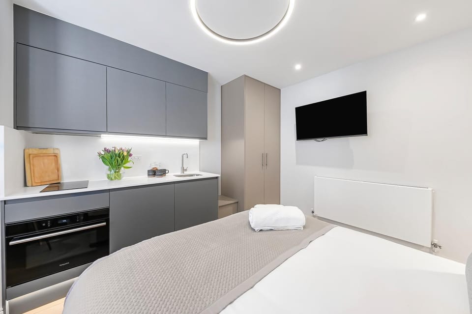 Bed, TV and multimedia, Kitchen or kitchenette, Bedroom, microwave, towels