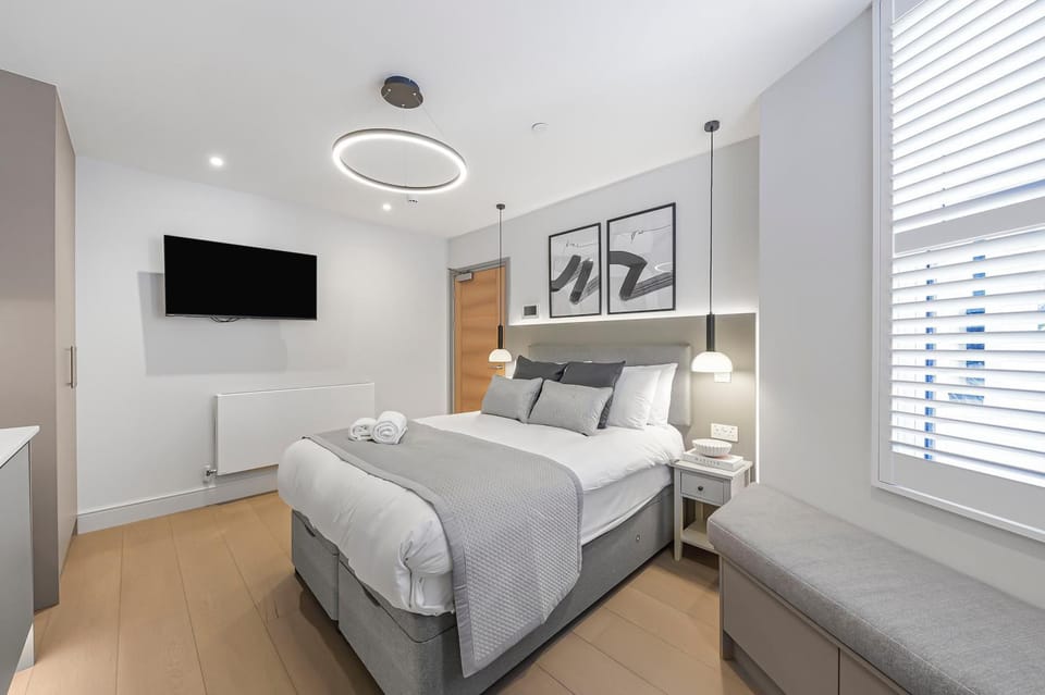 Bed, TV and multimedia, Photo of the whole room, Bedroom, towels, wardrobe