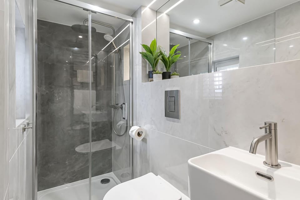 Shower, Toilet, Bathroom, towels