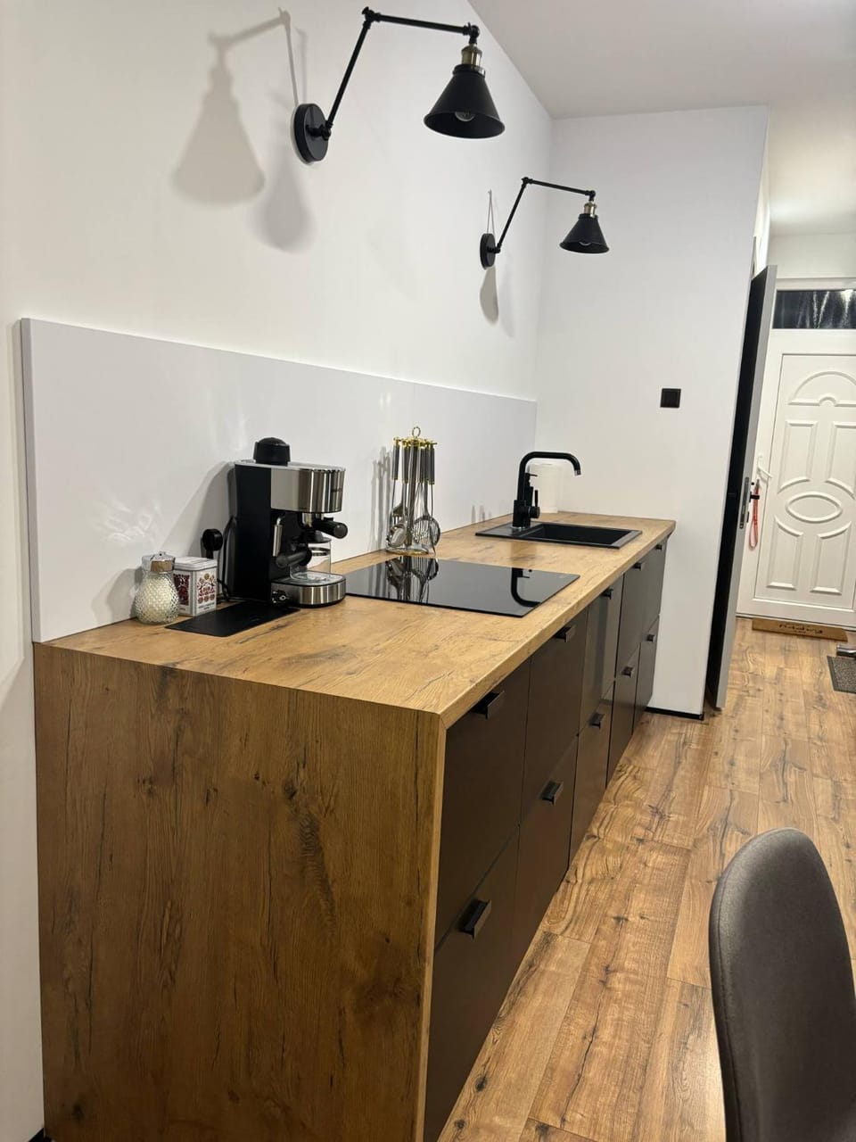 Coffee/tea facilities, Kitchen or kitchenette, stove