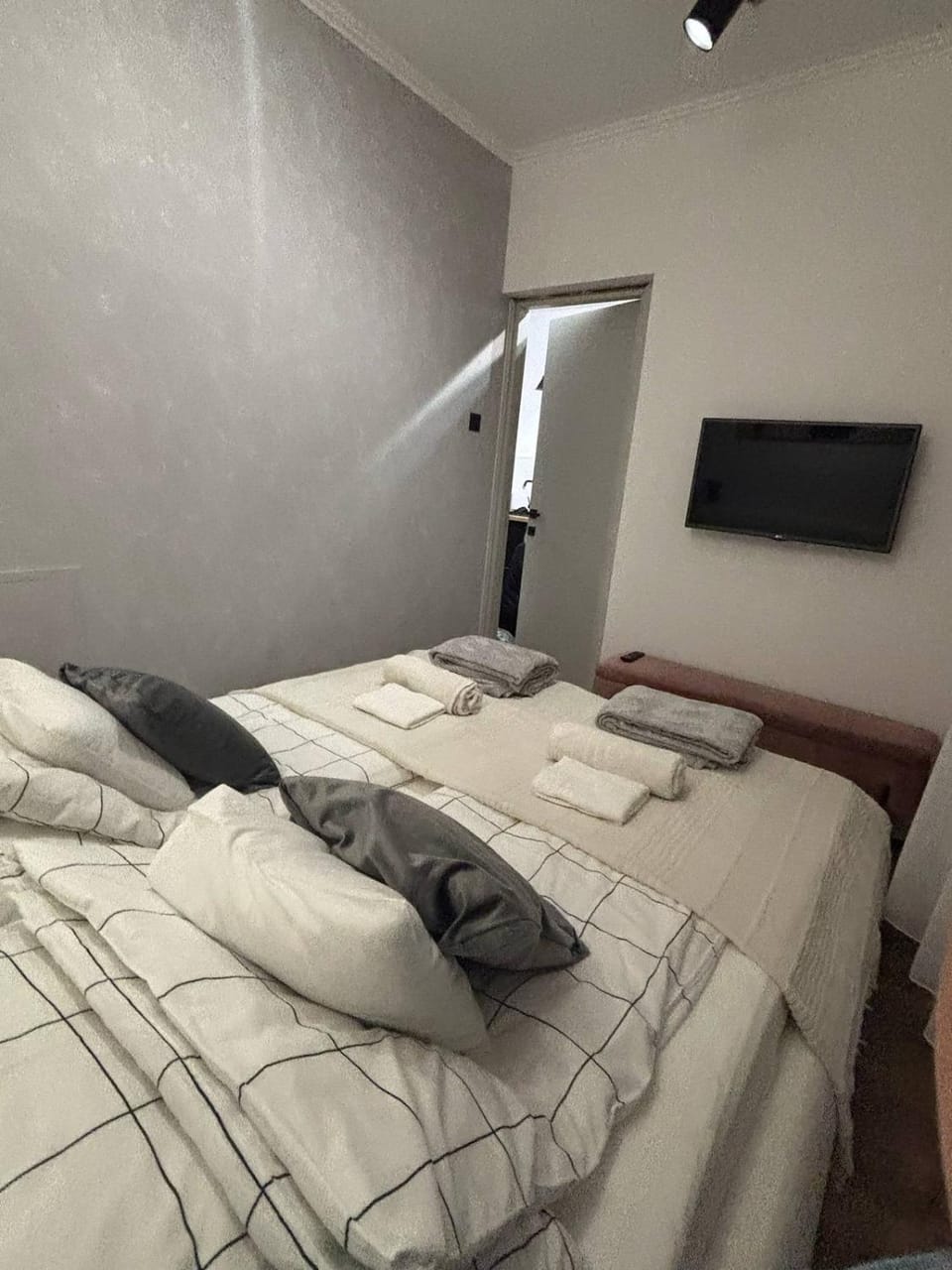 Bed, TV and multimedia, Bedroom