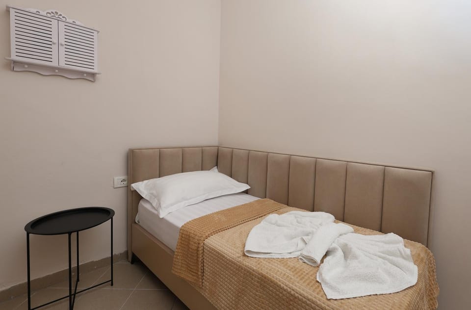 Bed, Bedroom, towels