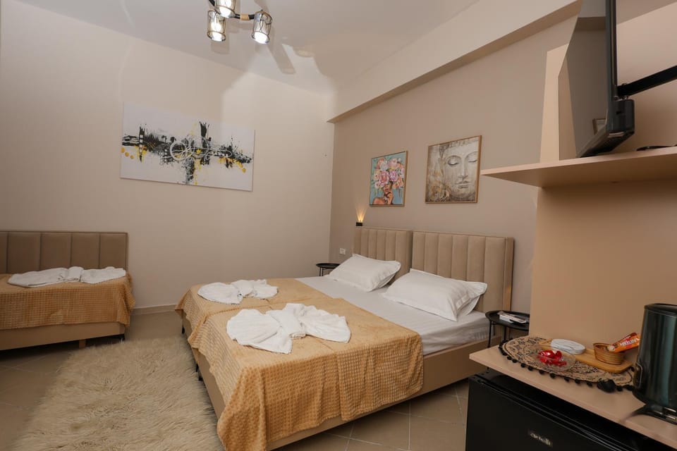 Bed, TV and multimedia, Photo of the whole room, Bedroom, towels