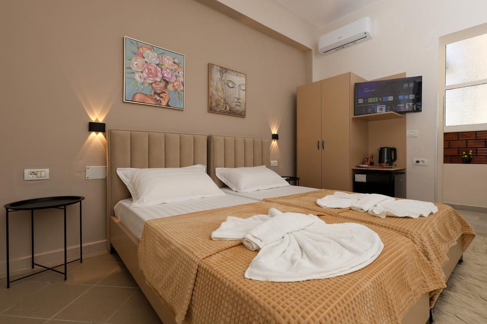 Bed, TV and multimedia, Bedroom, towels, air conditioner