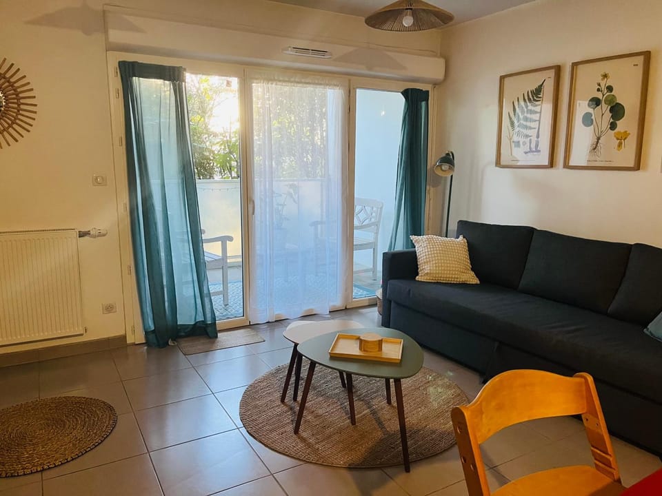 Communal lounge/ TV room, Balcony/Terrace