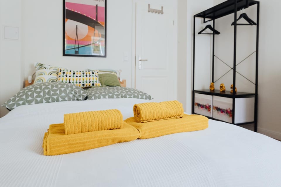 Bed, Bedroom, towels