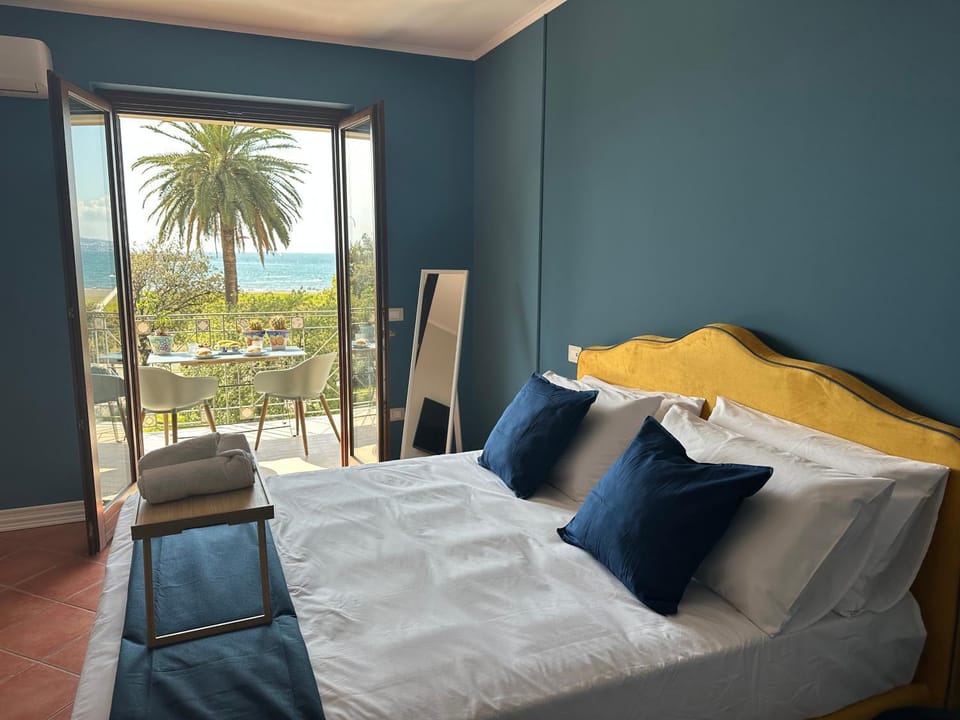 Bed, View (from property/room), Balcony/Terrace, Photo of the whole room, Bedroom, Sea view