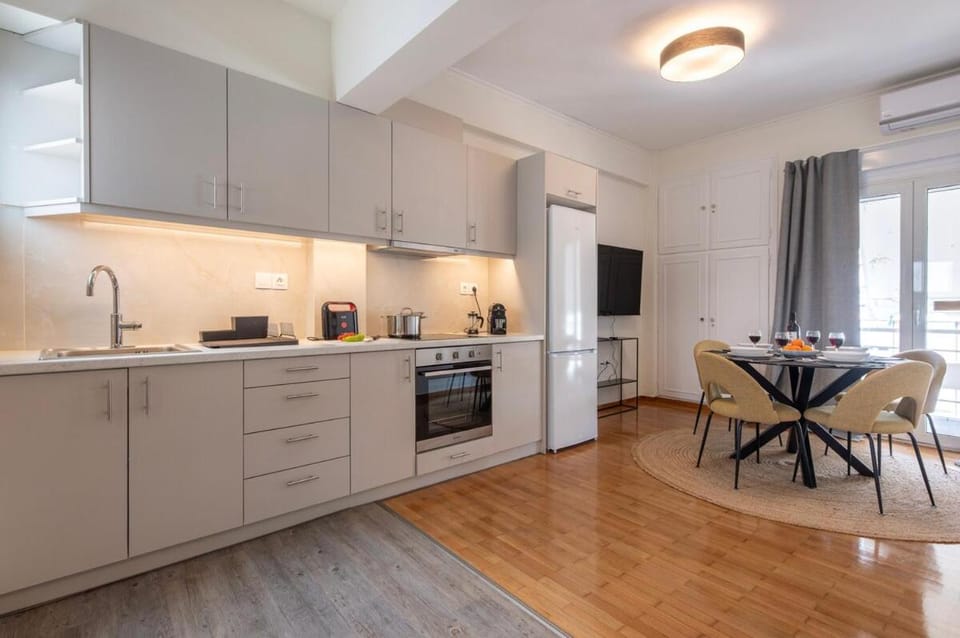 Modern 1BR - 19min to Center, Fiber Internet Apartment in Athens