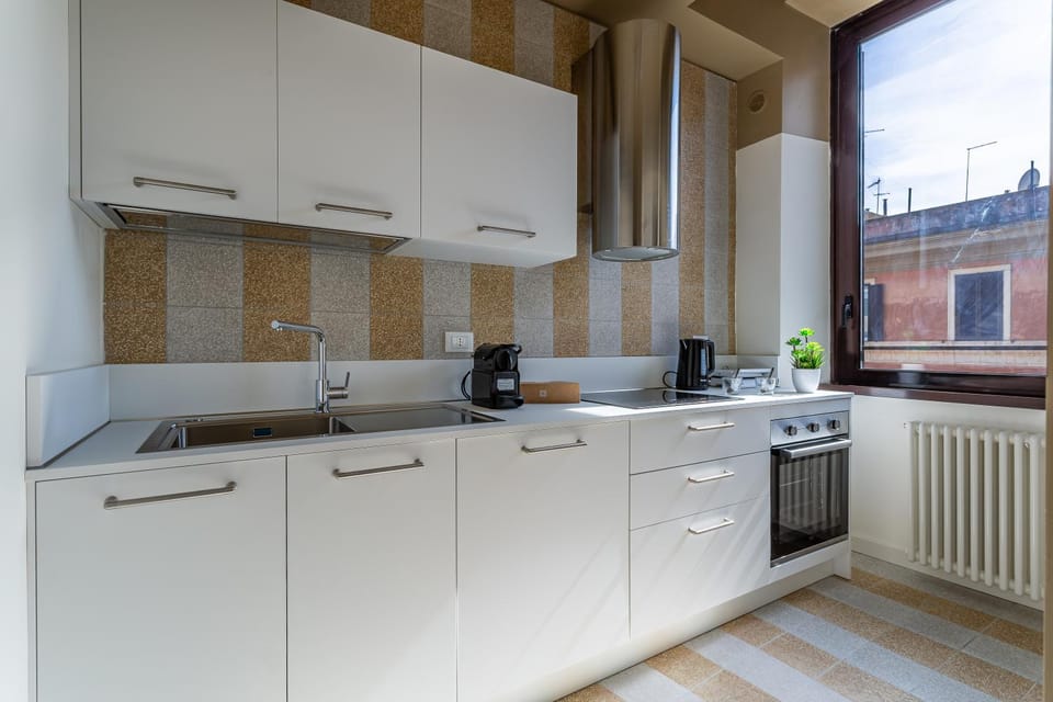 Coffee/tea facilities, Kitchen or kitchenette, stove, toaster
