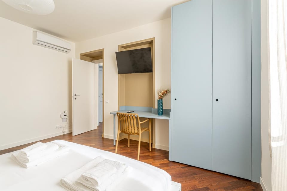 Bed, TV and multimedia, Photo of the whole room, Bedroom, air conditioner