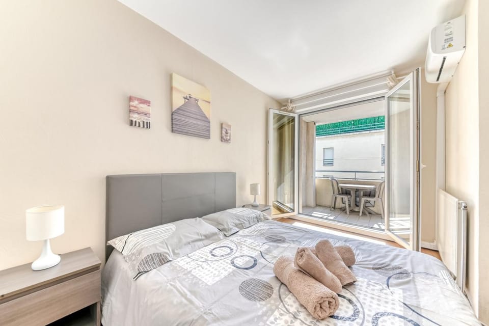 GuestReady - Sleek & Sunny Comfort near the Tram Apartment in Lyon