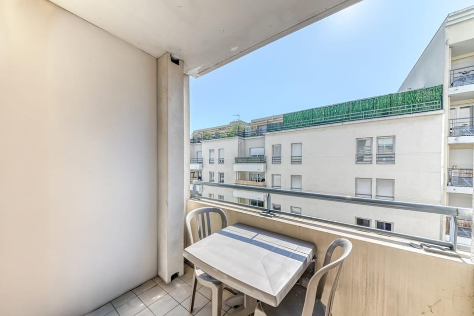 GuestReady - Sleek & Sunny Comfort near the Tram Apartment in Lyon