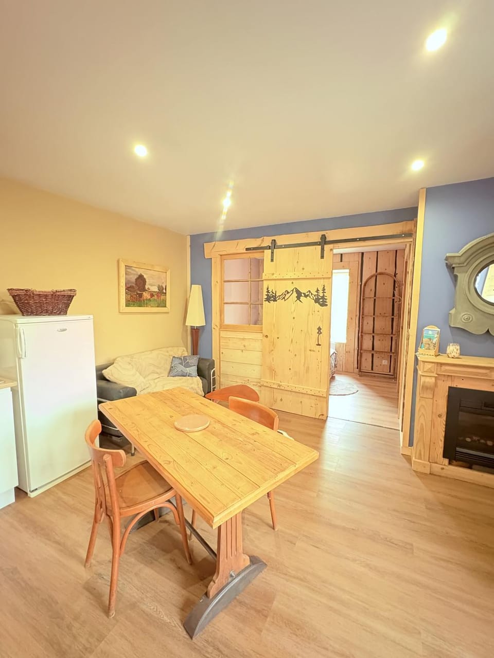 Kitchen or kitchenette, Dining area