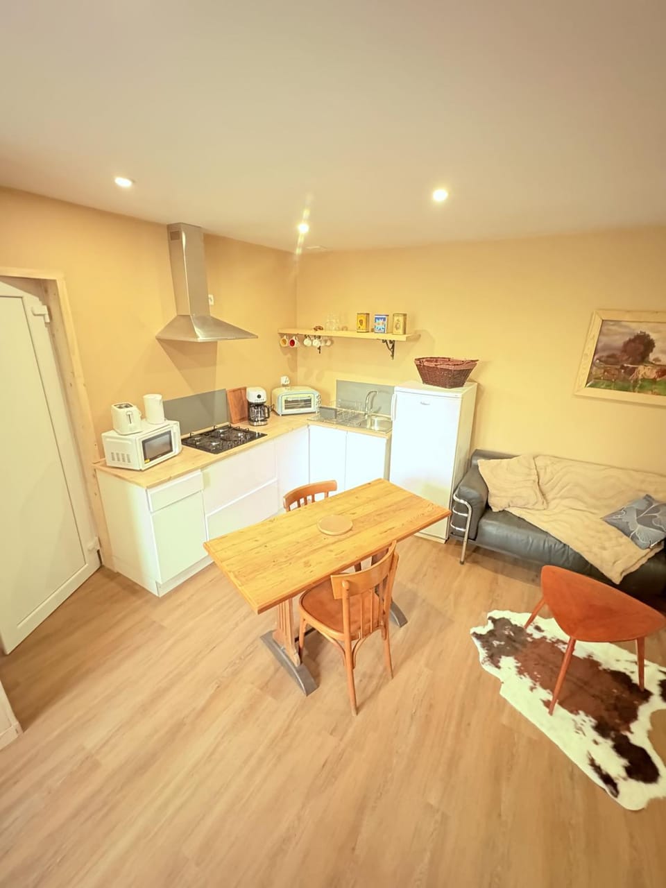 Kitchen or kitchenette, Dining area