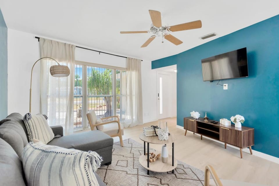 Modern Oasis Hot Tub 10 mins downtown Ybor city House in Tampa