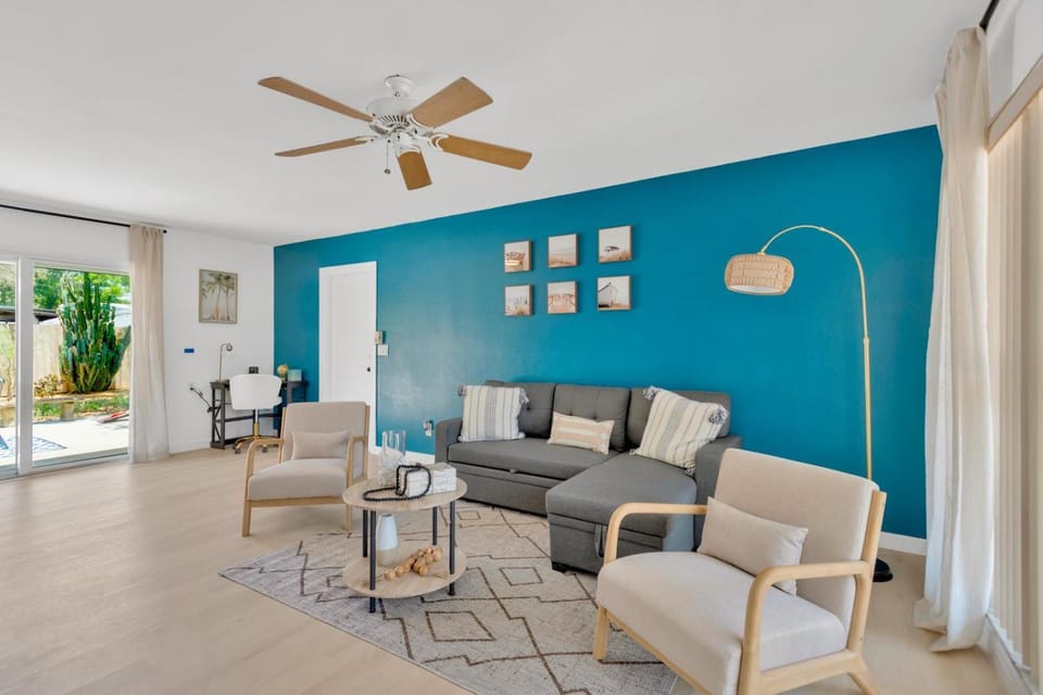 Modern Oasis Hot Tub 10 mins downtown Ybor city House in Tampa