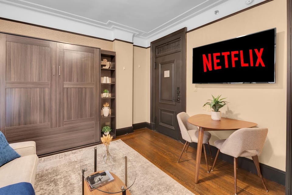 Communal lounge/ TV room, TV and multimedia, Living room, Seating area, Dining area, Evening entertainment