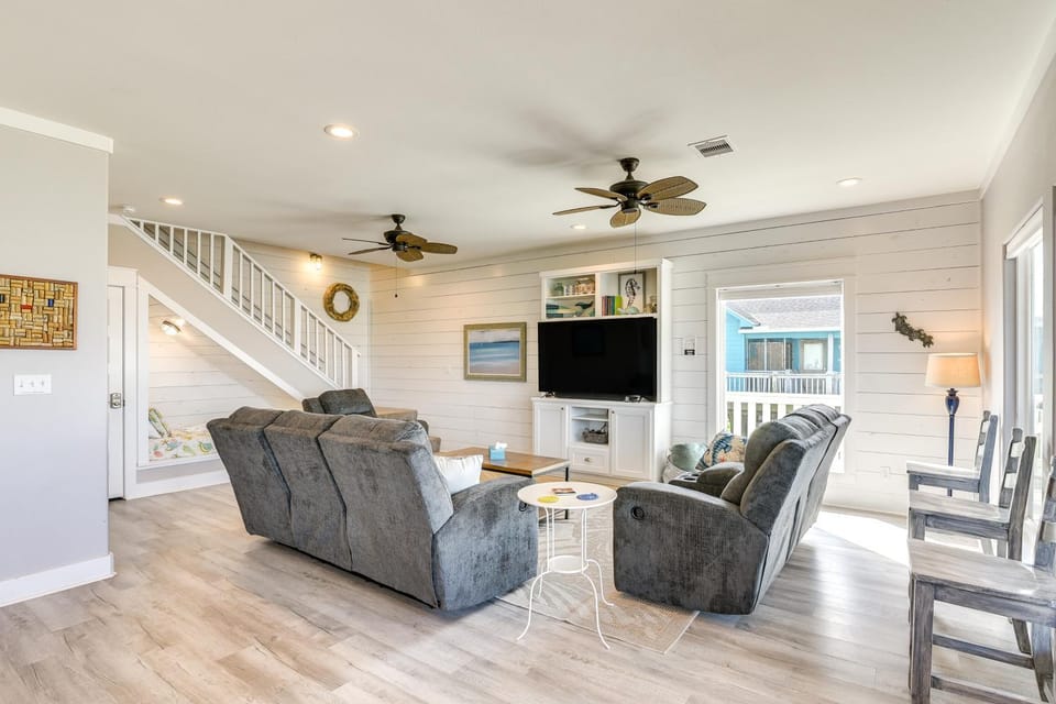 1 Block to Shore Crystal Beach Gem, Deck and Views House in Bolivar Peninsula