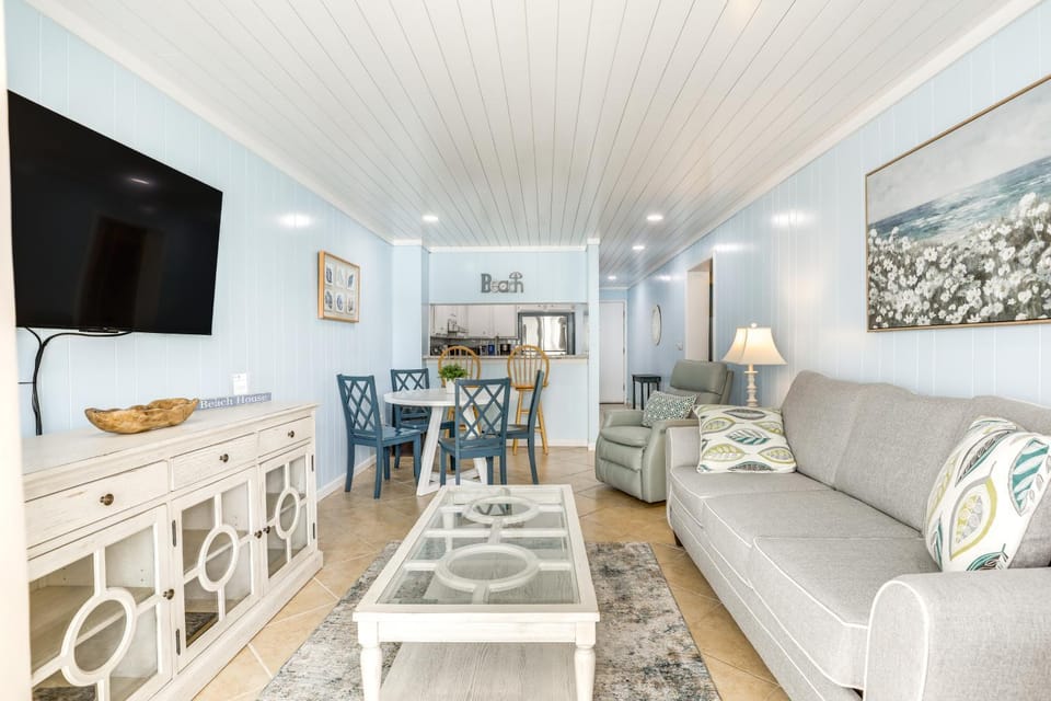 1 Mi to Barefoot Landing: Condo w/ Pool Access! House in North Myrtle Beach